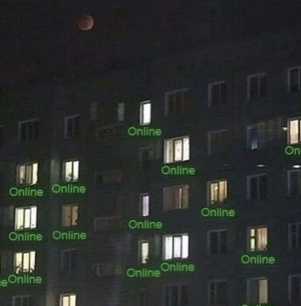 Ночная панелька, под каждым светящимся окном зелёная подпись Online